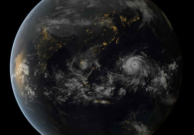 typhoon.jpg (81232 bytes)